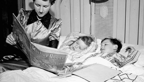 À l'heure du coucher Mme Jack Wright lit une histoire à ses deux fils, Ralph et David, 1943 (Office national du film du Canada. Photothèque. Bibliothèque et Archives Canada)