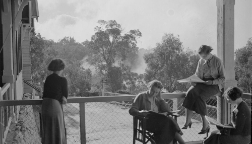 Four women reading on verandah, de Victorian Railways, collections de la State Library Of Victoria, Australie