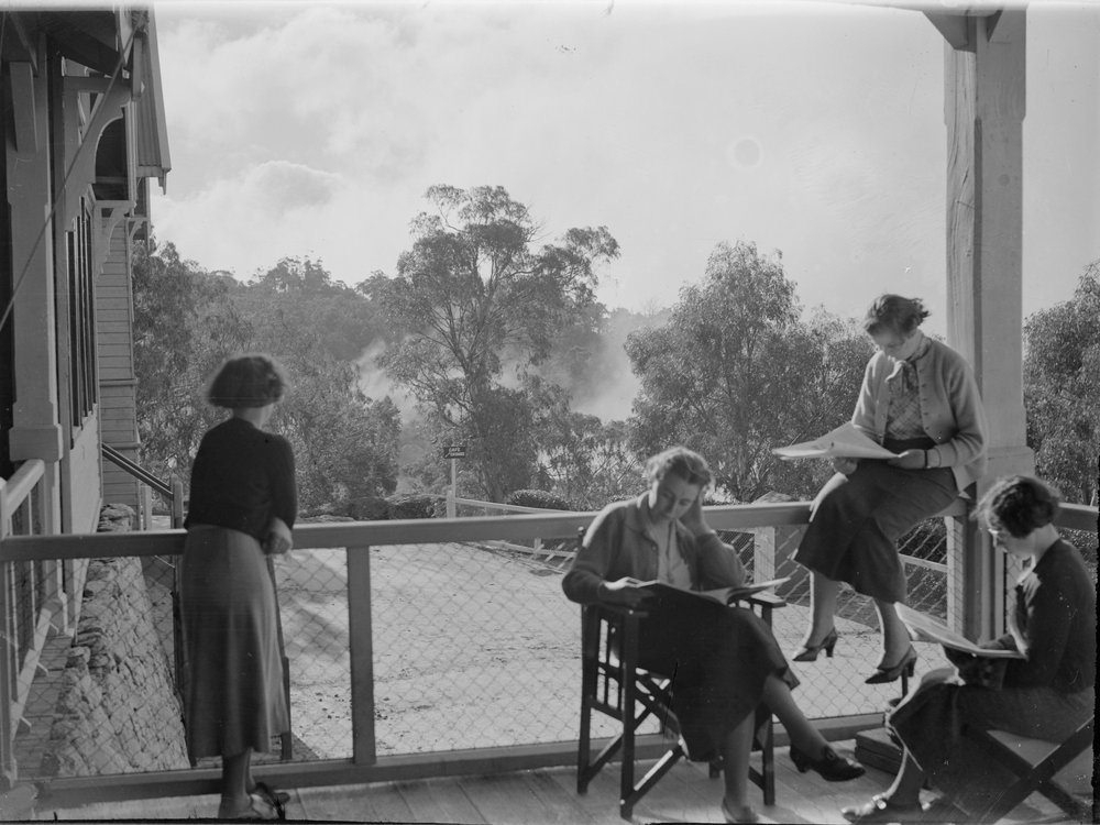 Four women reading on verandah, de Victorian Railways, collections de la State Library Of Victoria, Australie